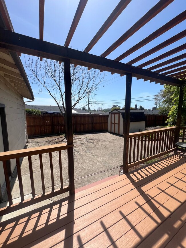 Building Photo - Beautifully Landscaped Home in Rincon Valley!