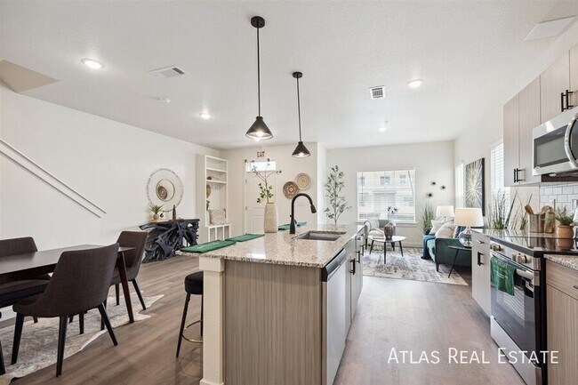 Building Photo - 632 Hewlett Aly