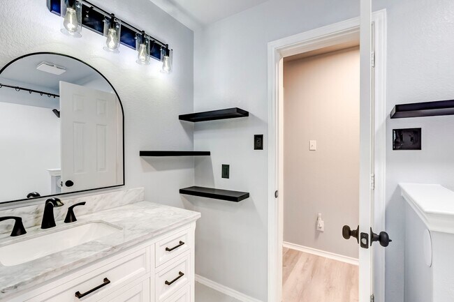 Building Photo - 113 W Deer Horn Pass