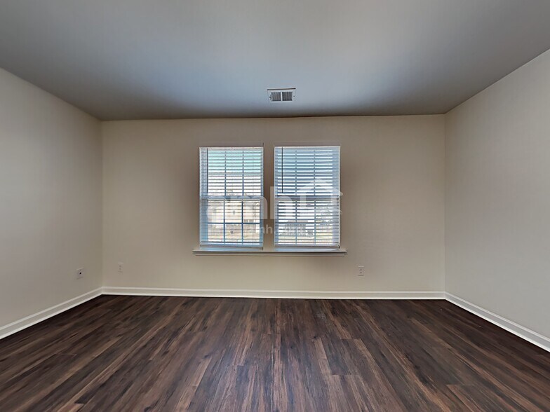 Building Photo - 656 Silver Moss Dr