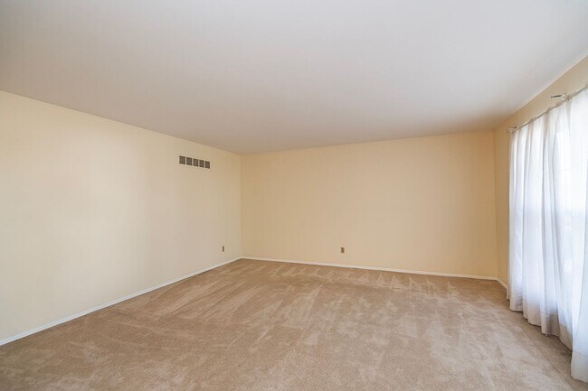 Building Photo - Beautiful 4 Bedroom 3 Bathroom South County Home