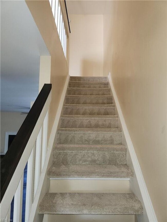 Building Photo - Newly Renovated Condo in Salem