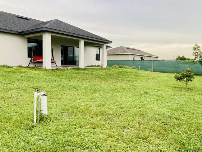 Building Photo - 350 Piper Ave