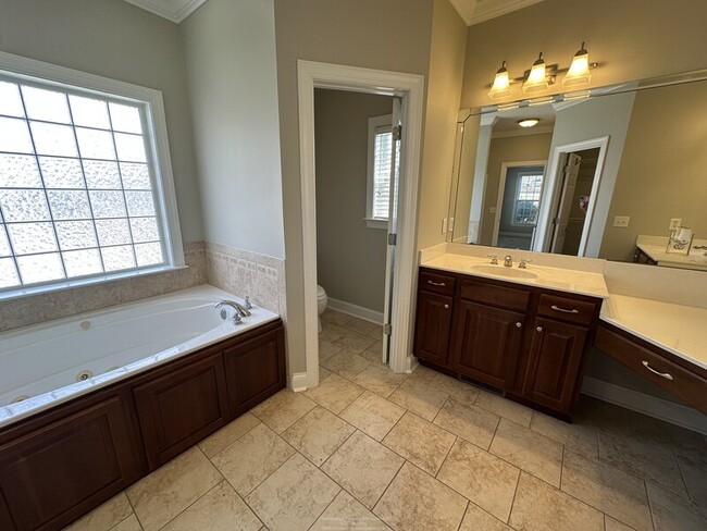 Building Photo - 5511 Ginkgo Rd