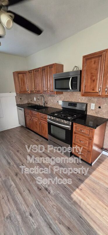 Building Photo - 3062 W 51st St