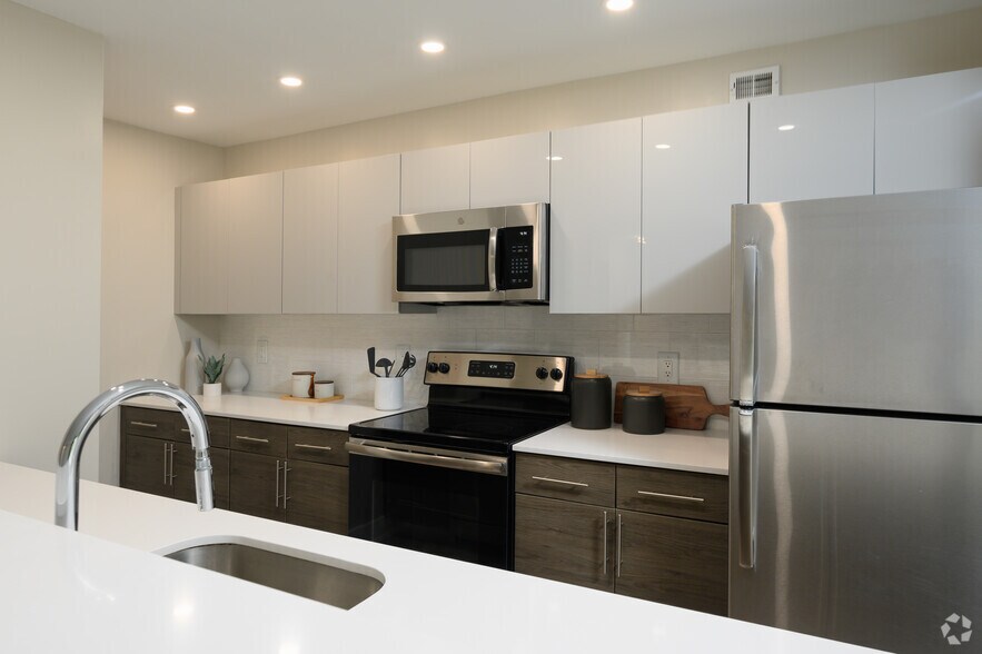 2BR, 2BA - Kitchen - Regency Towers Apartments