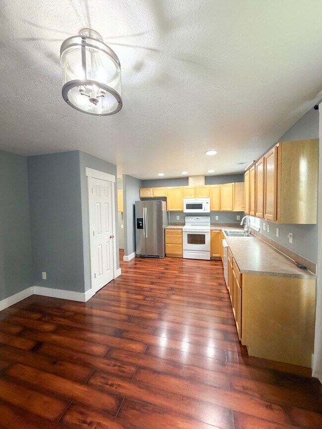 Building Photo - Beautiful 3 Bedroom Home in North East Salem