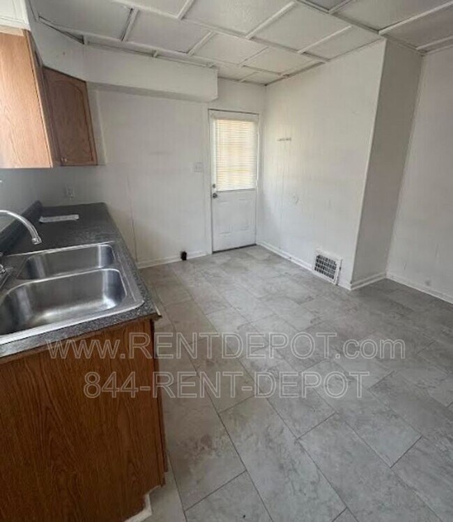 Building Photo - 416 E Riverside Dr