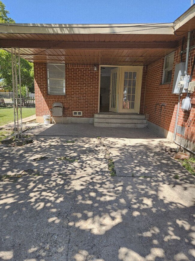 Building Photo - 1011 Cedar Dr