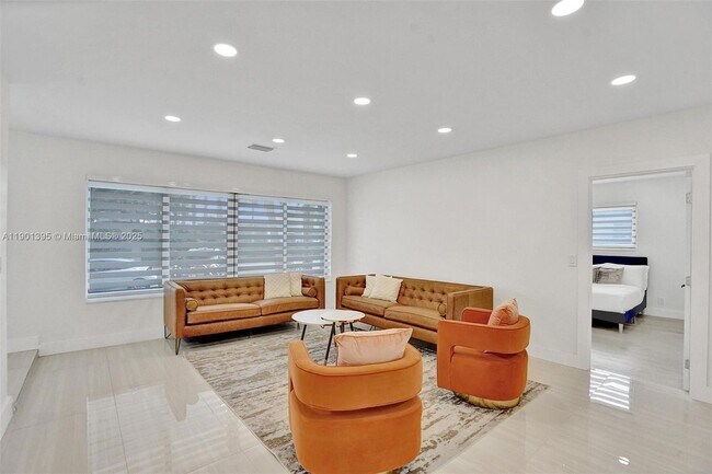 Building Photo - 1141 N North Lake Dr