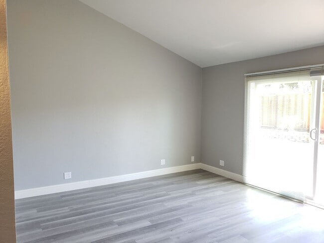 Building Photo - 4 Bed 2 Bath with Beautiful Large Yard!!