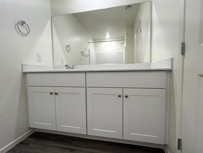 Building Photo - LIKE BRAND NEW AND BEAUTIFUL! 3 BEDROOMS, 2.5 BATHS