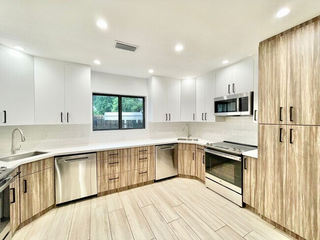 Building Photo - Beautifully remodeled 4 bedroom, 3 full ba...