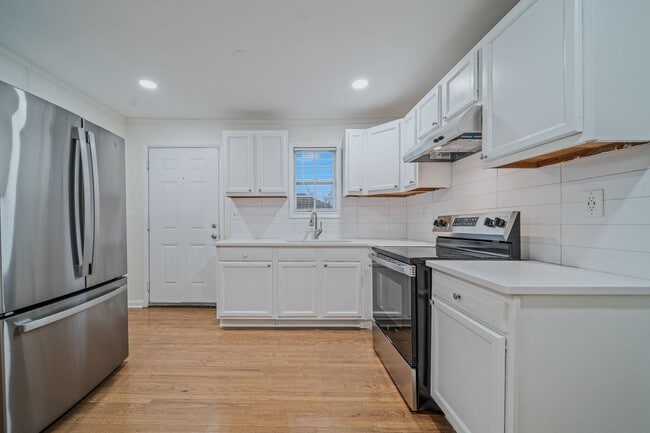 Building Photo - Spacious & Newly Renovated 5-Bedroom Home Available May 9!