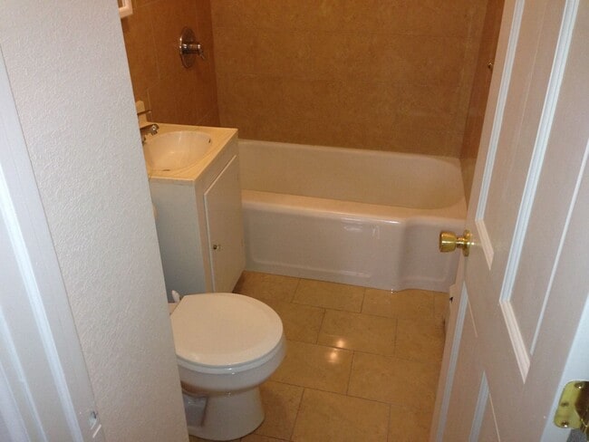 Building Photo - Duluth, MN - 4 bed - 2 bath