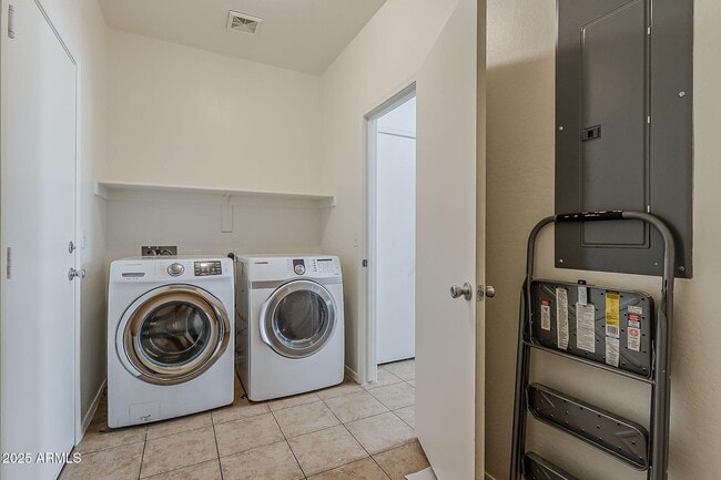 Building Photo - 3022 E Donner Dr