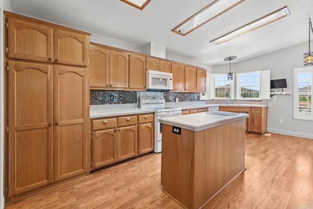 Building Photo - 8975 Lawrence Welk Dr