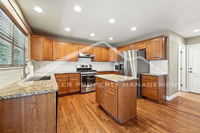 Building Photo - Stunning Home with Washer/Dryer and Centra...