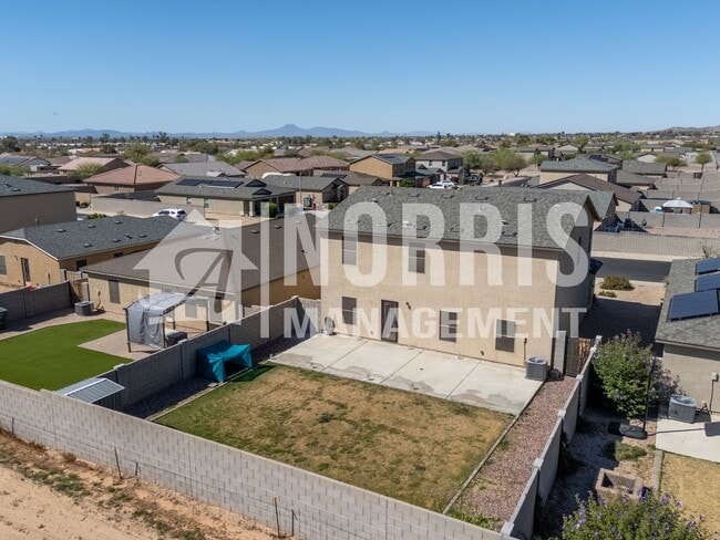 Building Photo - Beautiful Large Home Very Close to Freeway