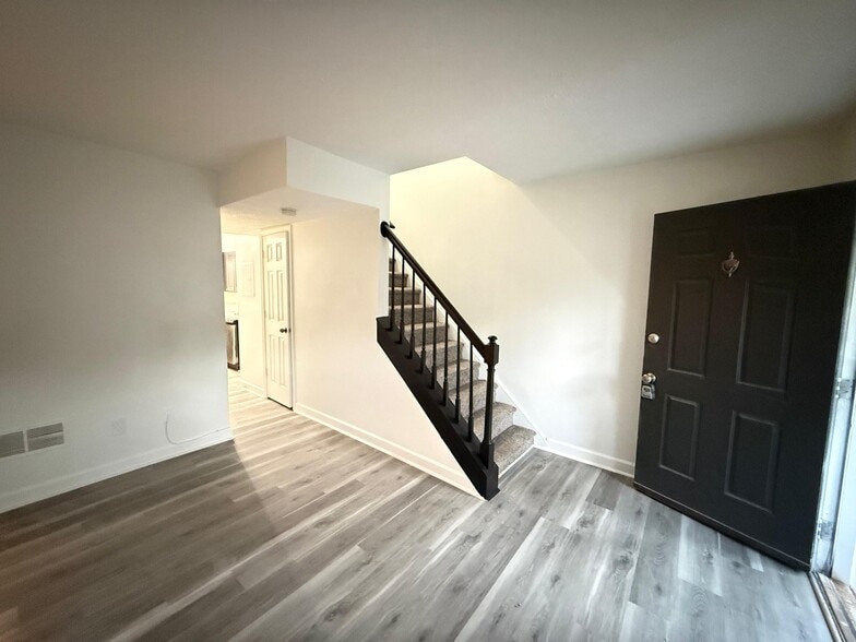 Building Photo - 824 Burns Walk Ct NW