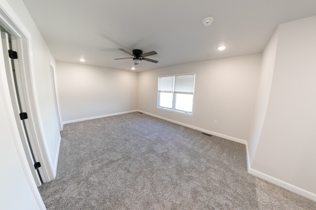 Building Photo - 374 SE 95th Rd