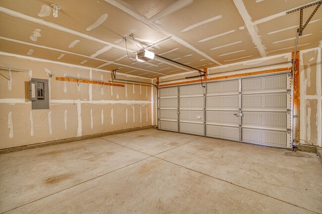 Building Photo - Incredible Home In Gated Community/Simpsonville