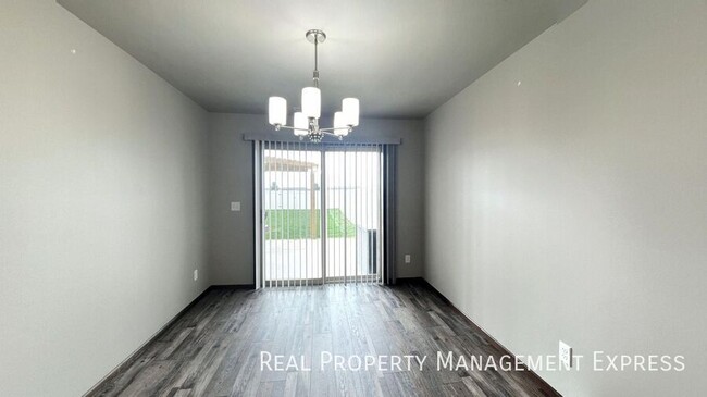 Building Photo - Modern 3 Bed, 2.5 Bath with Loft | Located...
