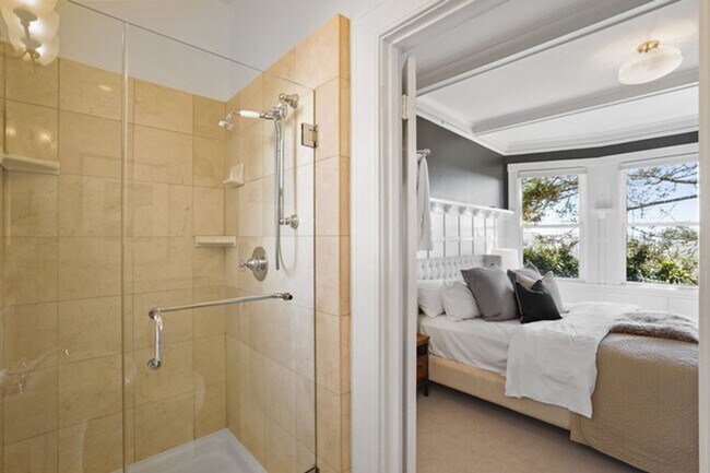 Building Photo - Gorgeous 4BR/2.5BA Nob Hill Home with Shar...