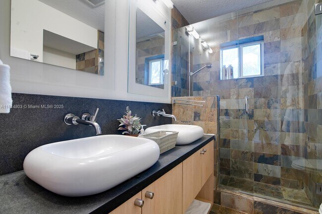 Building Photo - 4101 Bayview Dr