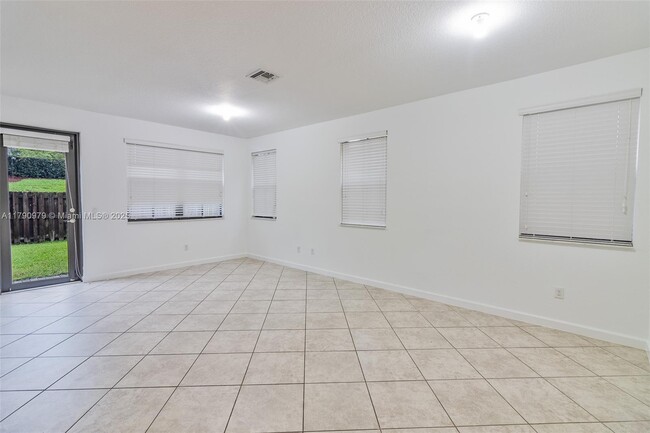 Building Photo - 9596 Town Parc Cir S