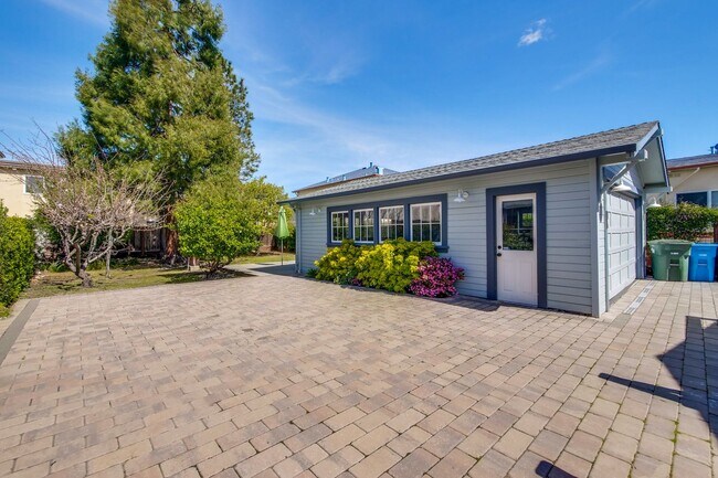 Building Photo - Updated Bungalow located in Downtown Redwood City & 15 miles from SF International Airport