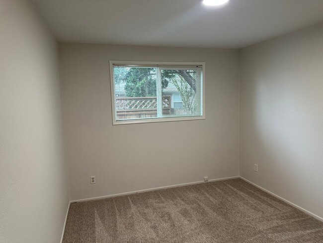 Building Photo - Beautifully updated 3 bedroom 1 1/2 bath h...