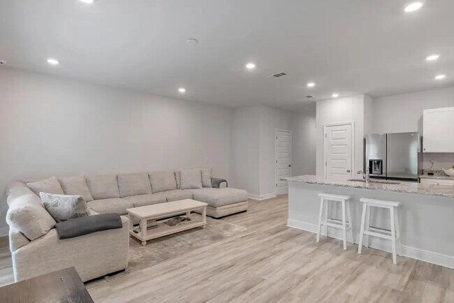 Building Photo - 1020 McLaren Cir