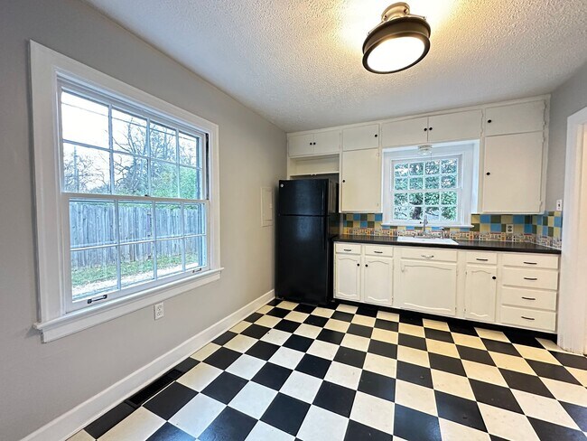 Building Photo - Charming 2-Bedroom Cottage-Style Home!