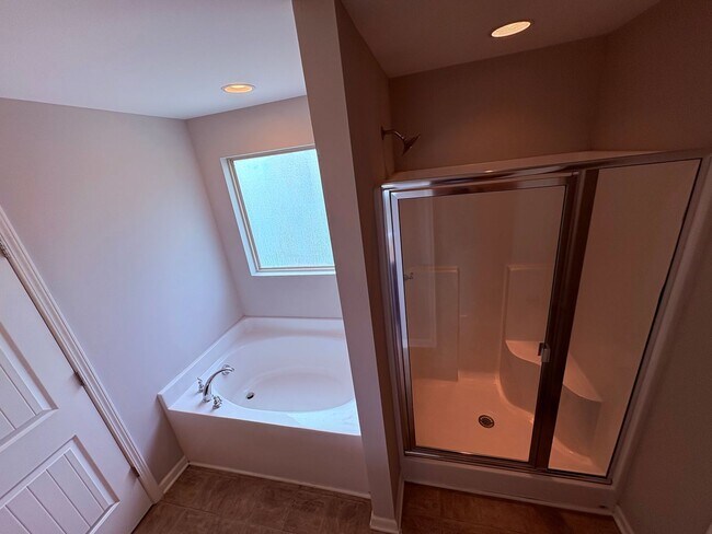 Building Photo - Stunning Stratford Park Townhome