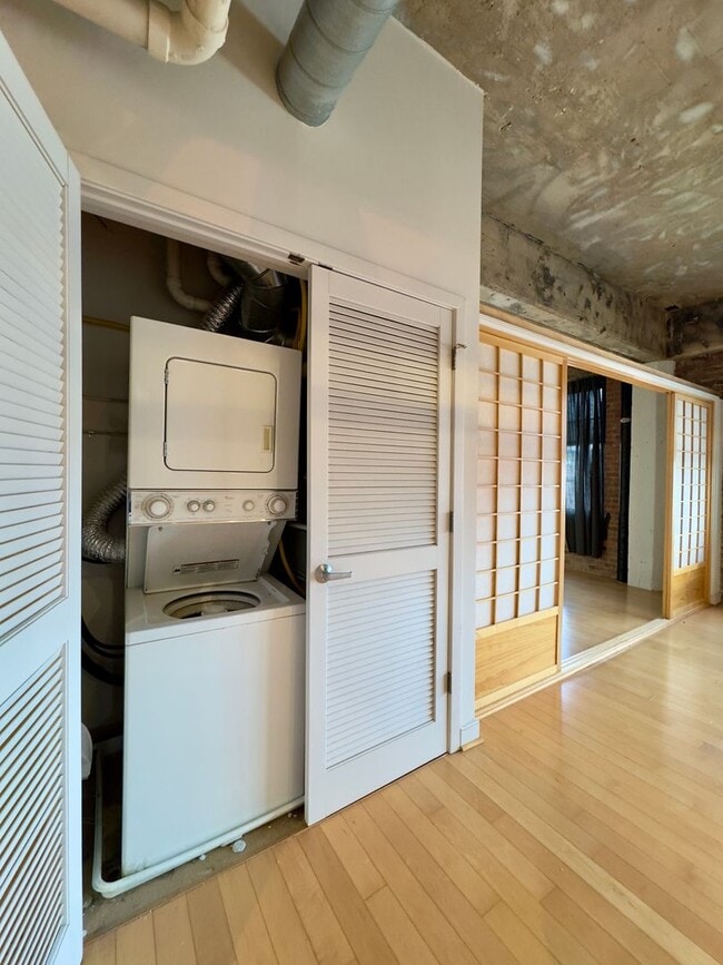 Building Photo - Stunning Industrial-Contemporary One Bedroom Condo- Parking included!