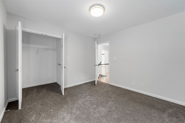 Building Photo - 3 Bedroom 3 Bath Pet Friendly Home For Ren...