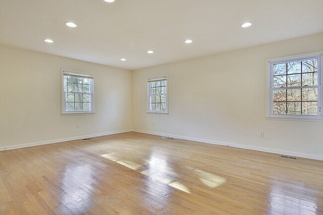 Building Photo - "Coming Soon" Stunning 4 bed, 4.5 baths, N...