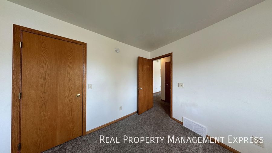 Building Photo - Prime Location 3-Bedroom Gem