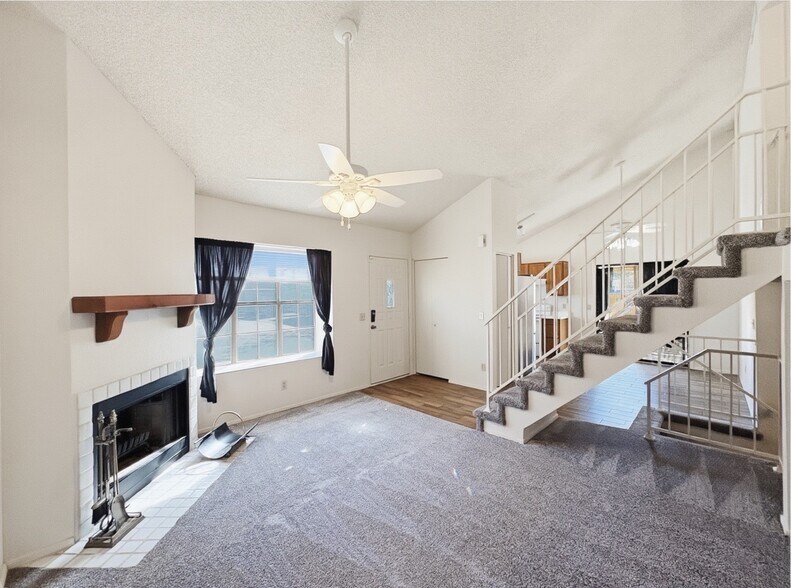 Building Photo - 921 W University Dr