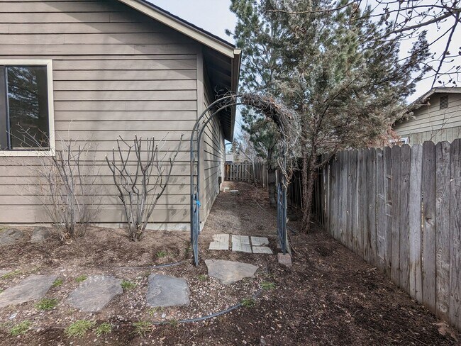 Building Photo - Charming 3x2 on Cul-de-sac with a double-car garage and fenced backyard near Hollinshead Park in ...