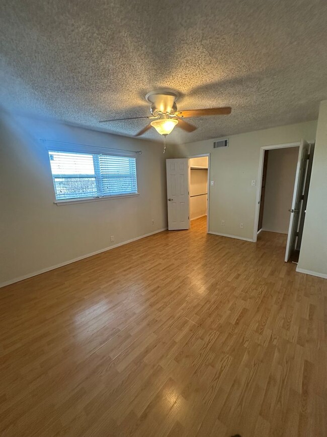 Building Photo - Spacious 2 Bed Condo! Fully Fence Backyard...