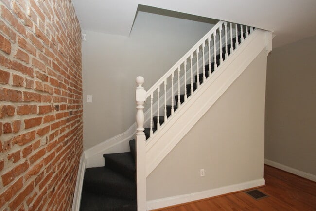 Building Photo - Updated & Lovely Harwood 3bd/1ba rowhome w...