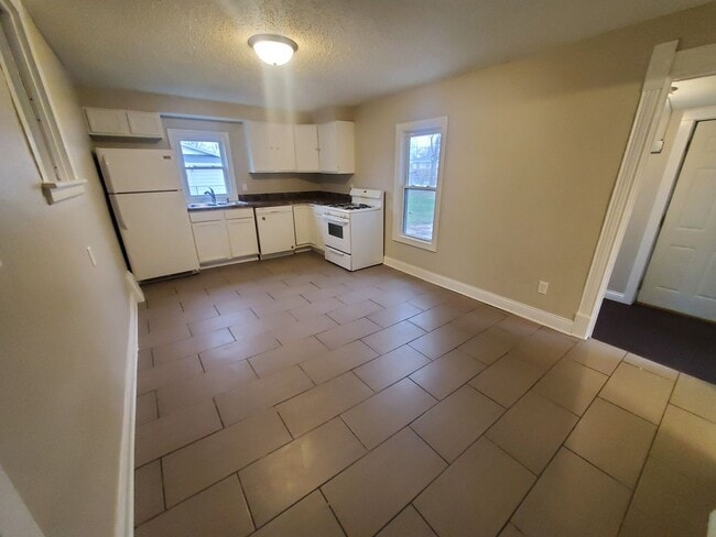 Building Photo - 4 Bedroom, 1 Bathroom home just South of Downtown!