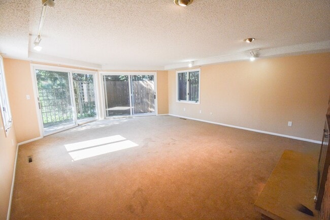Building Photo - 6 Bed, 3.5 Bath Home for Rent – Retro Char...