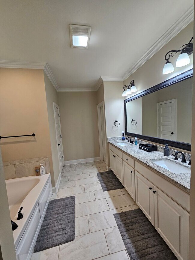 Building Photo - 43283 Pond View Dr