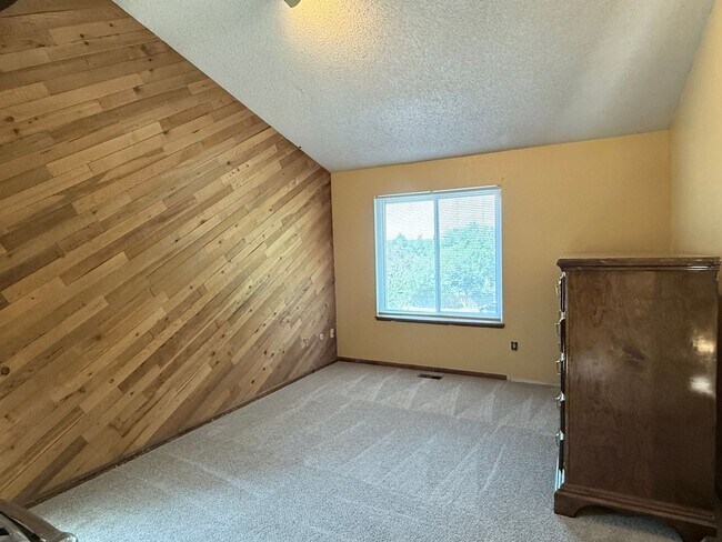 Building Photo - Spacious Home in the Heart of Aurora with ...