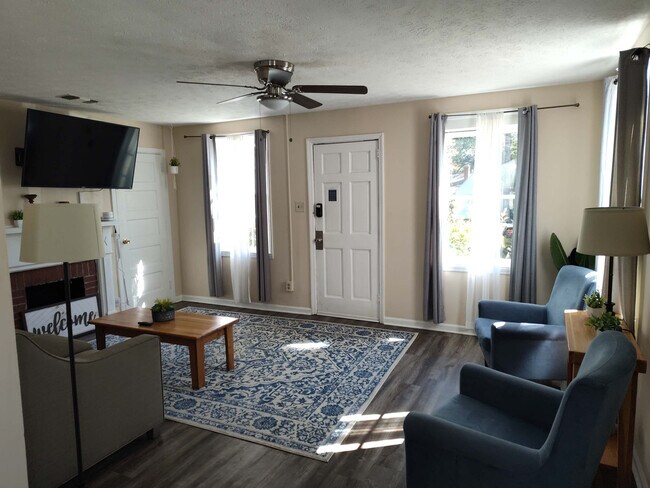 Building Photo - 3912 Crestview Dr