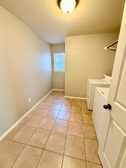 Building Photo - 2827 N Cassius Ln