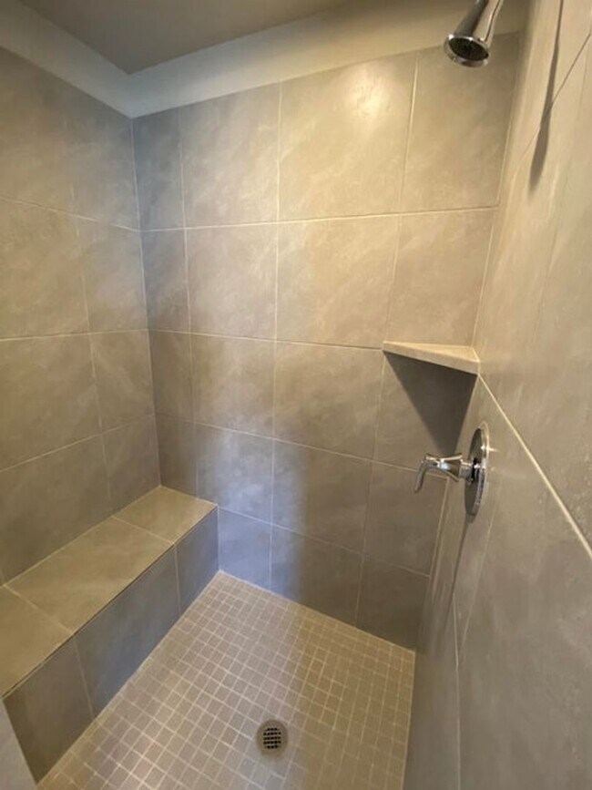 Building Photo - Beautifully Designed 3 Bedroom Townhome Ne...